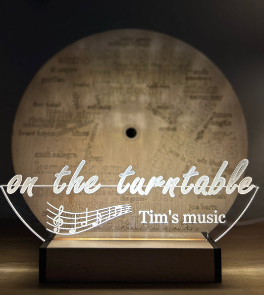 Vinyl standaard - "on the turntable" - met unieke persoonlijke favoriete artiestenlijst