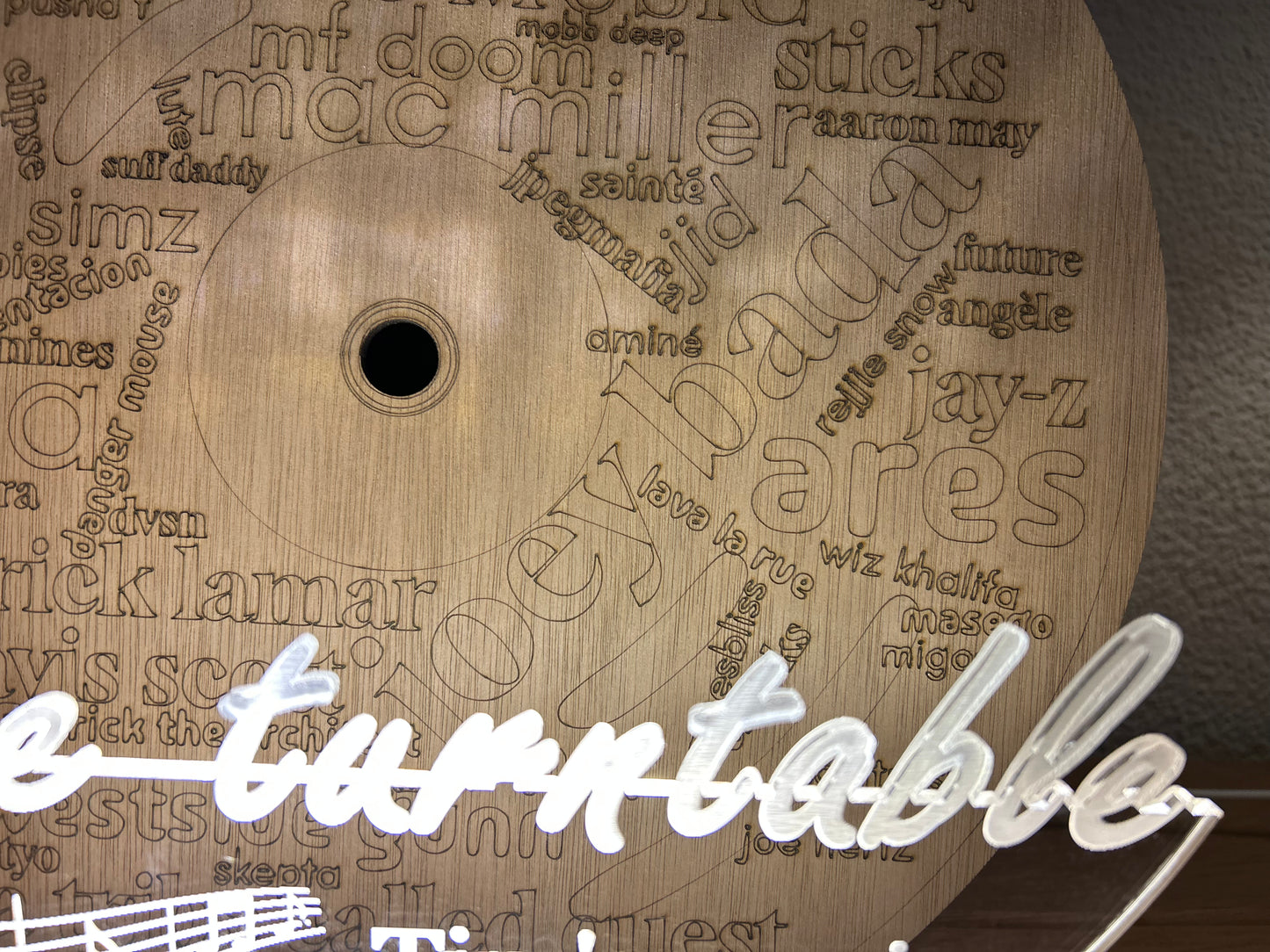 Vinyl standaard - "on the turntable" - met unieke persoonlijke favoriete artiestenlijst